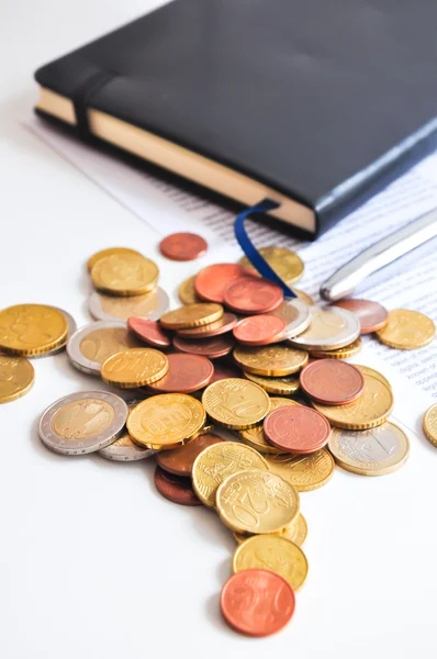 Munten op een tafel — Stockfoto