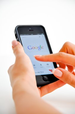 İPhone tutarak ve Google'ı kullanarak el.