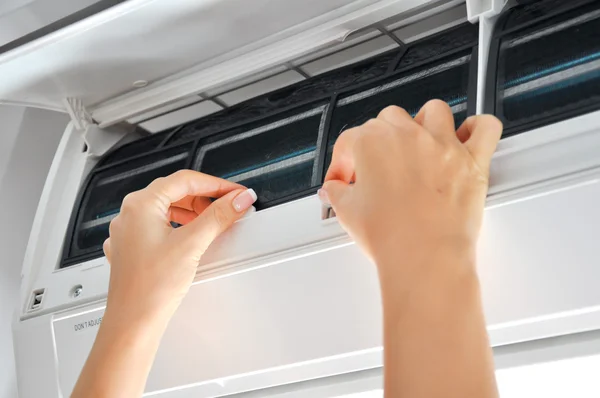 Cleaning air conditioner filter — Stock Photo, Image