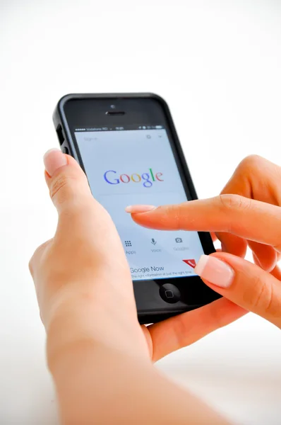 Рука держит iphone и с помощью Google . — стоковое фото