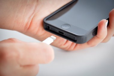 USB kablosu ve siyah smartphone