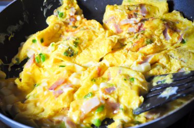 Soğan ve pastırma ile omlet