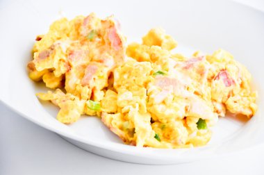 Soğan ve pastırma ile omlet