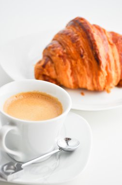 Bir taze kruvasan ile kahve fincanı