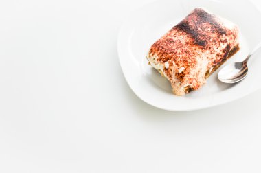 Beyaz tabakta kremalı pasta
