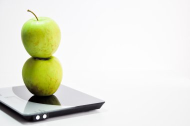Dijital ölçeklerde yeşil elma