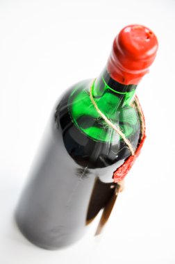 Yaşlı kırmızı şarap şişesi