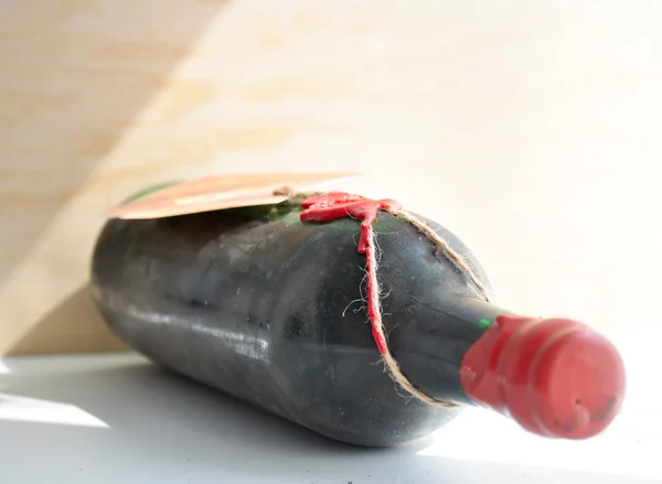 Выдержанная бутылка красного вина — стоковое фото