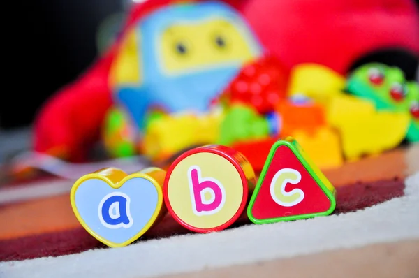 Kleurrijke alfabet kubussen — Stockfoto