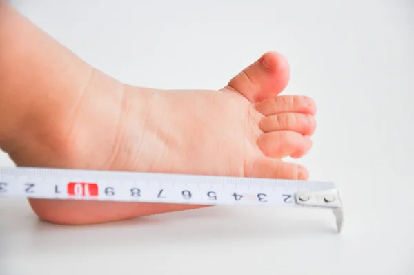 Measuring baby foot — Stock Photo, Image