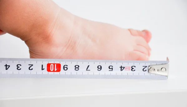 赤ちゃん足を測定 — ストック写真