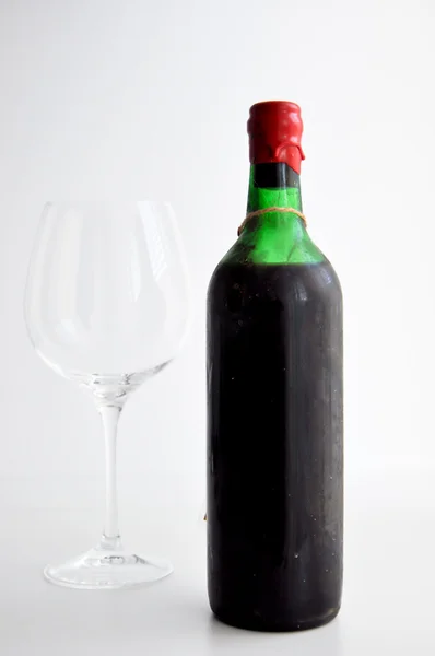 Bouteille de vin rouge vieilli — Photo