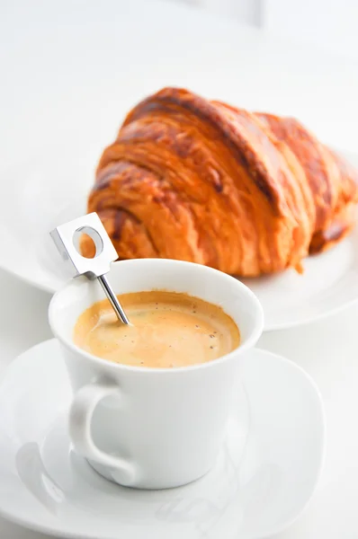Kaffeetasse mit frischem Croissant — Stockfoto
