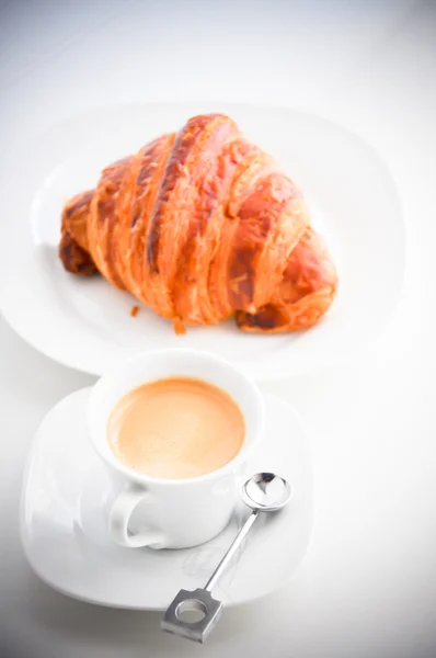 Coffee cup with a fresh croissant — Stock Photo, Image