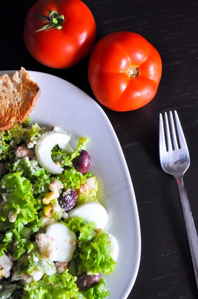 Salade, tomates entières et fourchette — Photo