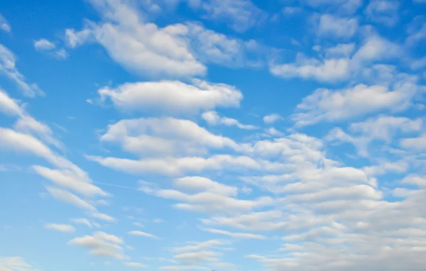 Pintorescas nubes en el cielo azul — Foto de Stock