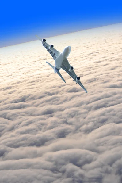 Cloudscape 위에 도착 하는 비행기 — 스톡 사진