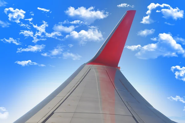 Vliegtuig vleugel in wolken — Stockfoto