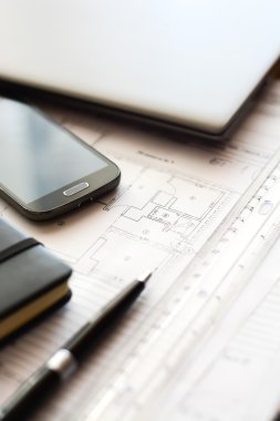 Dizüstü bilgisayar, akıllı telefon ve kalem