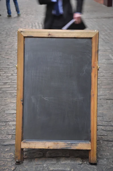 Sokakta boş yazı tahtası — Stok fotoğraf