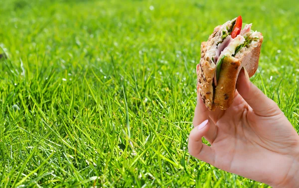 Mano femenina con sándwich —  Fotos de Stock