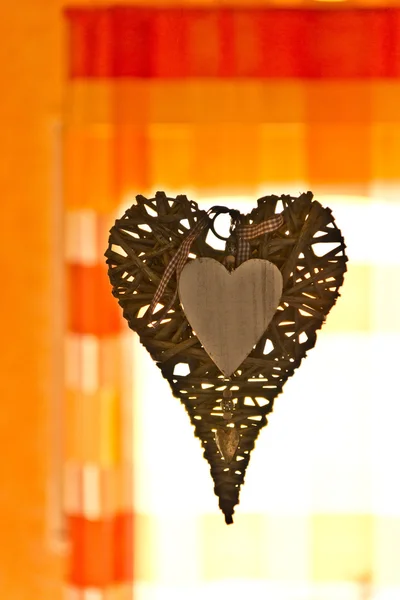 Renkli bir arka plan önünde ahşap bir kalp.