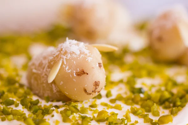 Badem ezmesi koyun (bir pastayı almont Yapıştır