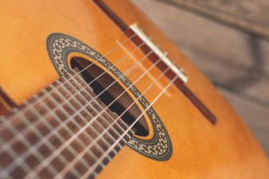 Tahta arka planda klasik İspanyol gitarı. Naylon telli gitar.