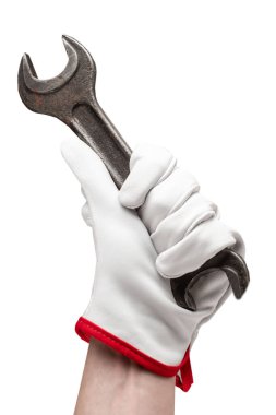 Eldivenli işçi, beyaz izole edilmiş arka planda İngiliz anahtarı tutuyor.