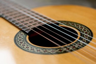 Tahta arka planda klasik İspanyol gitarı. Naylon telli gitar.