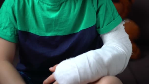 Chłopak Siedzi Domu Gipsem Ramieniu Dziecko Złamało Rękę — Wideo stockowe