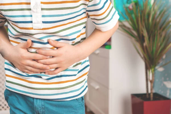 子供は腹を家に置いてる 子供の腹部の痛み 子供への中毒 — ストック写真