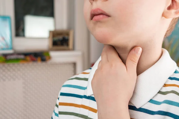 子供の喉が痛い 子供は喉が痛い 子供の風邪の兆候は — ストック写真