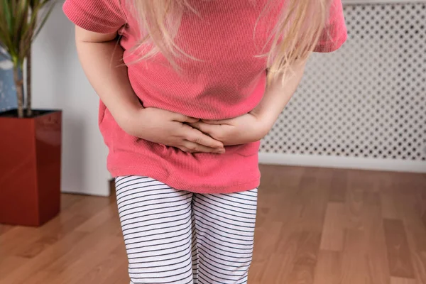 Niño Mantiene Las Manos Vientre Casa Dolor Abdominal Niño Intoxicación — Foto de Stock