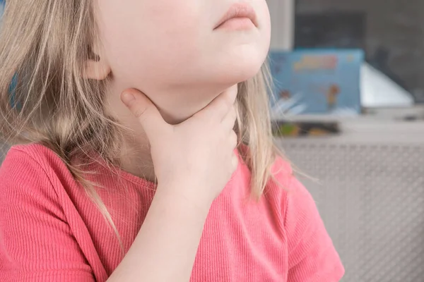 子供の喉が痛い 子供は喉が痛い 子供の風邪の兆候は — ストック写真
