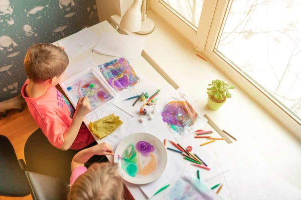 Enfants Peignent Avec Des Aquarelles Maison Jeune Artiste Créatif Travail — Photo