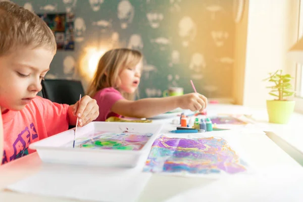 Enfants Peignent Avec Des Aquarelles Maison Jeune Artiste Créatif Travail — Photo