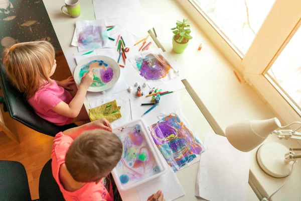 Enfants Peignent Avec Des Aquarelles Maison Jeune Artiste Créatif Travail — Photo