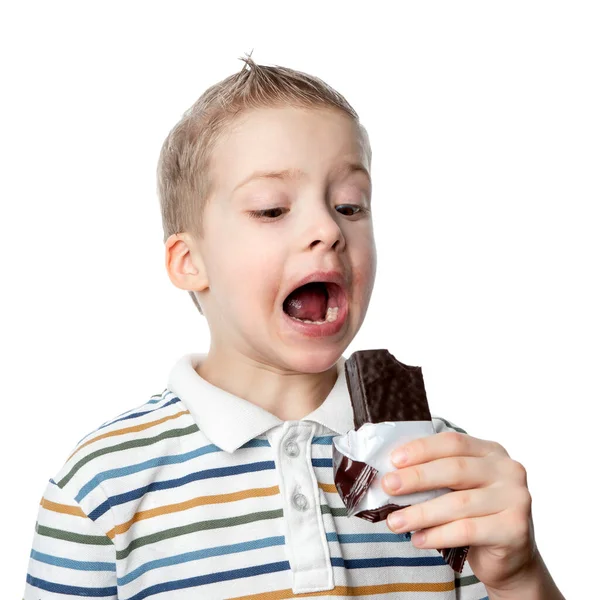 Дитина Їсть Багато Солодкого Шоколаду Білому Ізольованому Фоні Шкода Солодкої — стокове фото