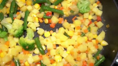 Sebze karışımı tavada kızartılır. Buharda pişirilmiş sebzeler sağlığa iyi gelir.