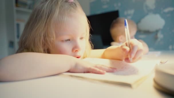 Děti Dělají Doma Hláskování Děti Učí Psát Domácí Školené Dítě — Stock video