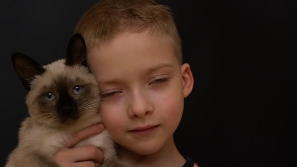 Kind Liebt Die Katze Junge Umarmt Das Kätzchen Sanft — Stockvideo