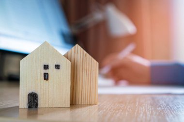 Emlak konsepti. Adam gayrimenkul alırken faiz, fiyat ve riskleri hesaplar