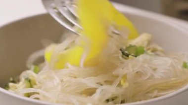 Sebzeli salata ve pirinç eriştesi. sağlıklı salata. Kore mutfağı. vejetaryen yemeği