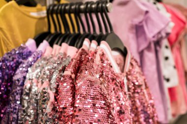 Dükkanda çok renkli pulları olan çocuk ceketleri. şık bebek kıyafetleri.