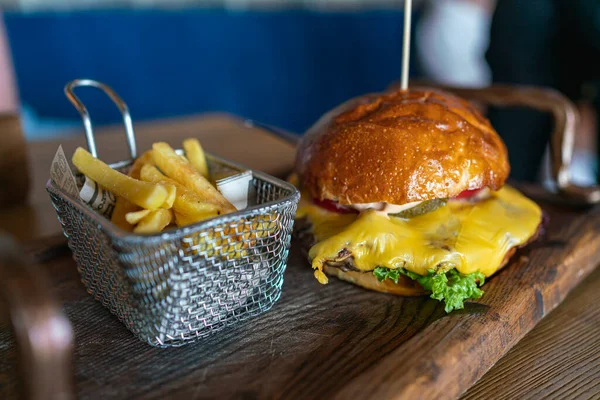 Chutný Velký Burger Dřevěném Stole Šťavnatý Burger Hranolky — Stock fotografie