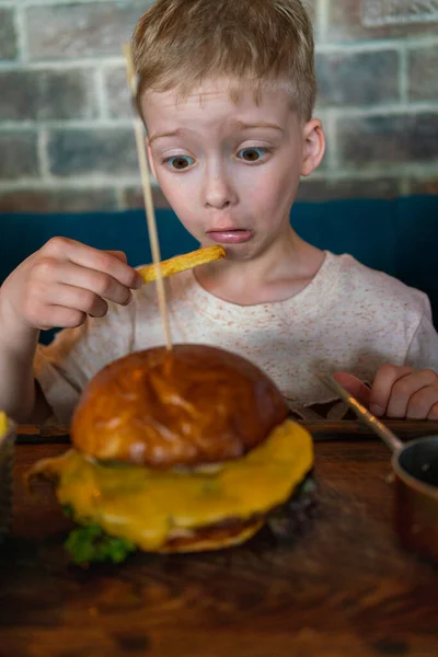 Dziecko Kawiarni Wielkiego Hamburgera Frytkami Menu Dla Dzieci Ogromny Duży — Zdjęcie stockowe