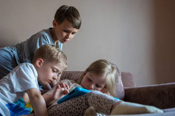 Los Niños Juegan Con Tableta Mientras Están Sentados Sofá Casa — Foto de Stock