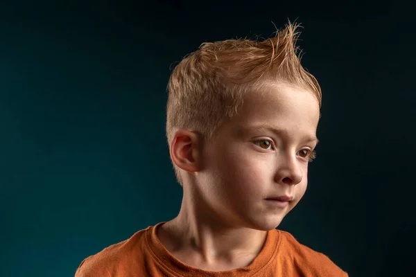 Портрет Хлопчика Світлим Волоссям Темному Тлі Хлопчик Дитина Семи — стокове фото