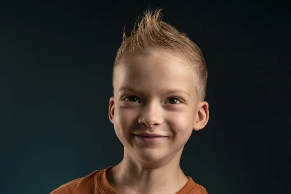 Portrait Enfant Garçon Aux Cheveux Blonds Sur Fond Sombre Garçon — Photo